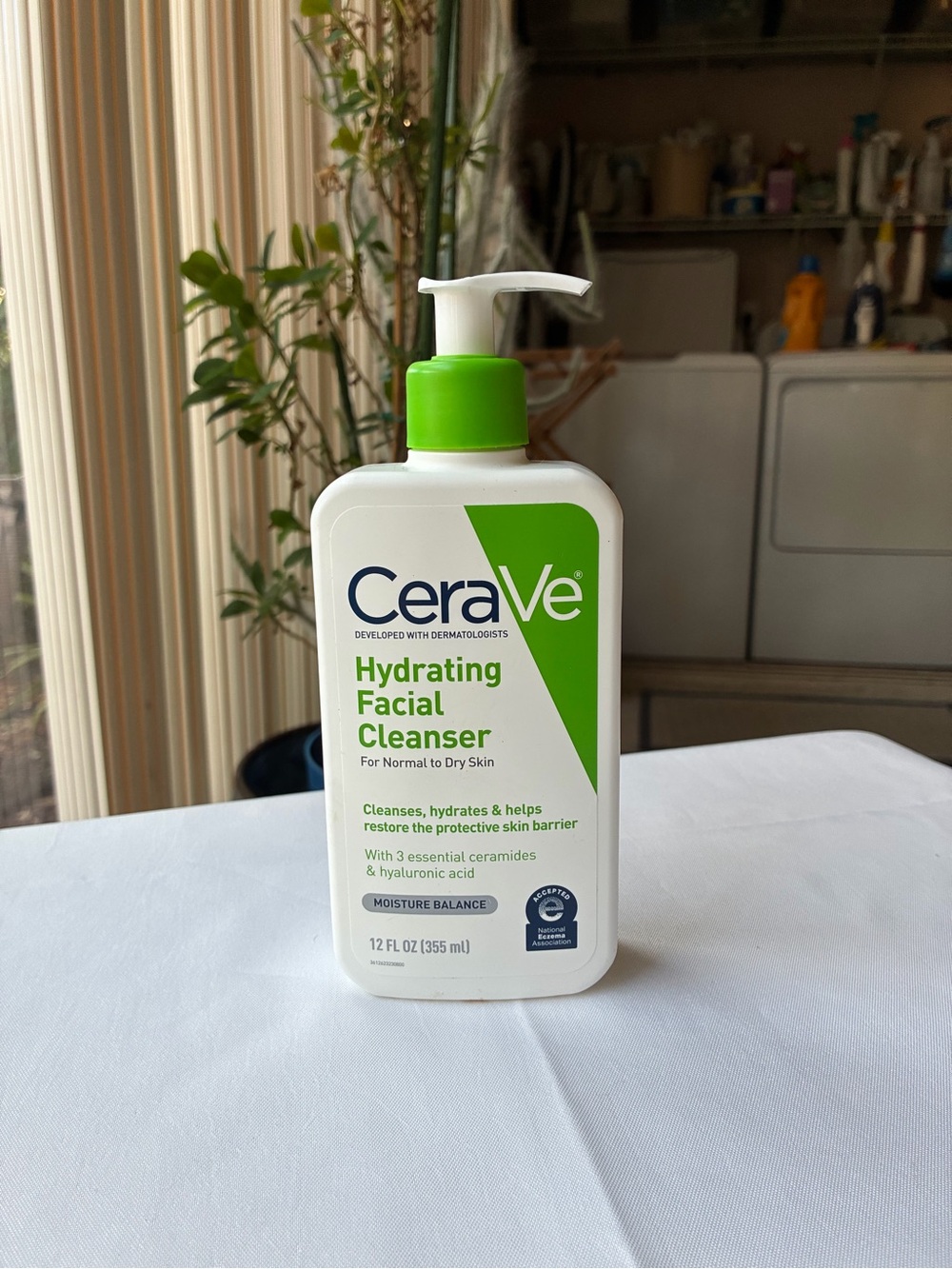 CeraVe Hydrating Facial Cleanser — White & Green - Picture 3 of 3